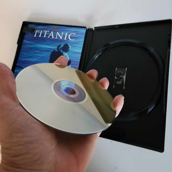 EUC Titanic - Wide Screen DVD - Picture 3 of 3